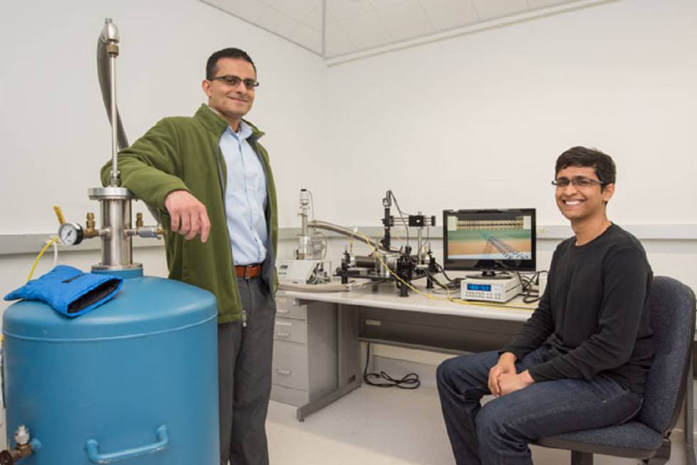 El profesor Ali Javey y el graduado Sujay Desai en el Berkeley Lab junto a sus instrumentos para el análisis de los transistores de 1 nm. 