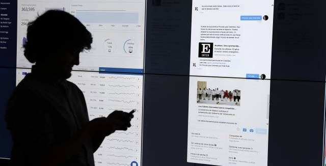 A Twitter user consults the news on the new app.