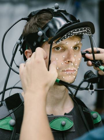 El actor Mark Quartley, que da vida a Ariel, con el casco de captura de movimiento durante los ensayos.