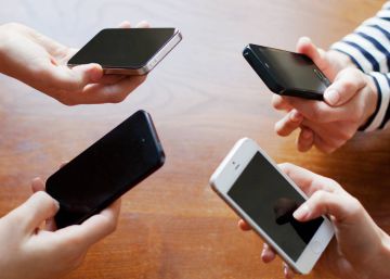 Varios ni&ntilde;os muestran sus 'smartphones'.