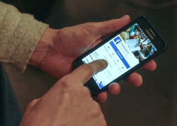 Un usuario de Facebook, consulta la aplicaci&oacute;n en su m&oacute;vil. 