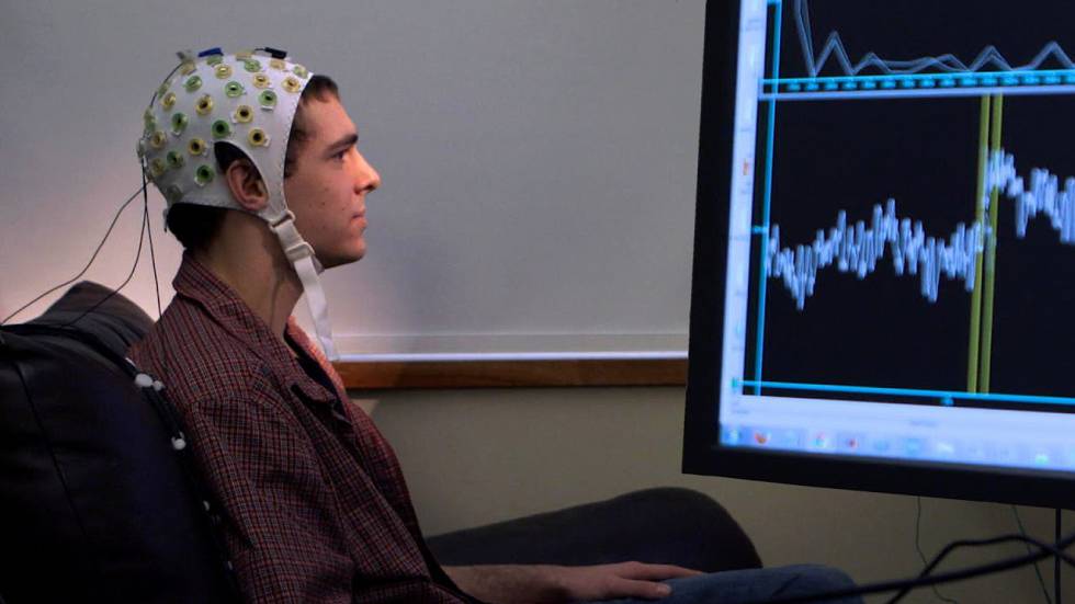 Una interfaz no invasiva entre cerebro y computadora que utiliza el registro electroencefalográfico del cuero cabelludo, en el Centro de Ingeniería Neural Sensoriomotriz (CSNE).