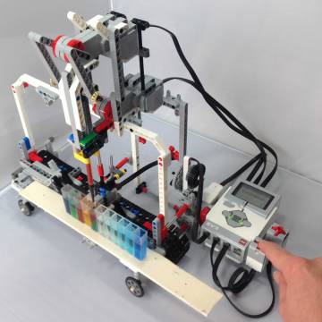 Una versión más avanzada del kit robótico permite utilizar contenedores de plástico estándar.