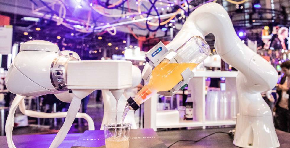 Un 'bar robótico' muestra su funcionalidad durante el festival Viva Technology de Versalles.