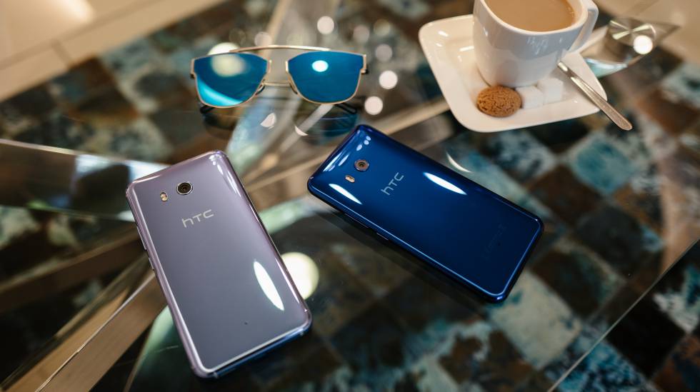 Modelos en tono azul y plateado del HTC U11.
