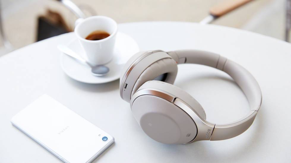Auriculares con cancelación de sonido Sony MDR-1000X en color beige.
