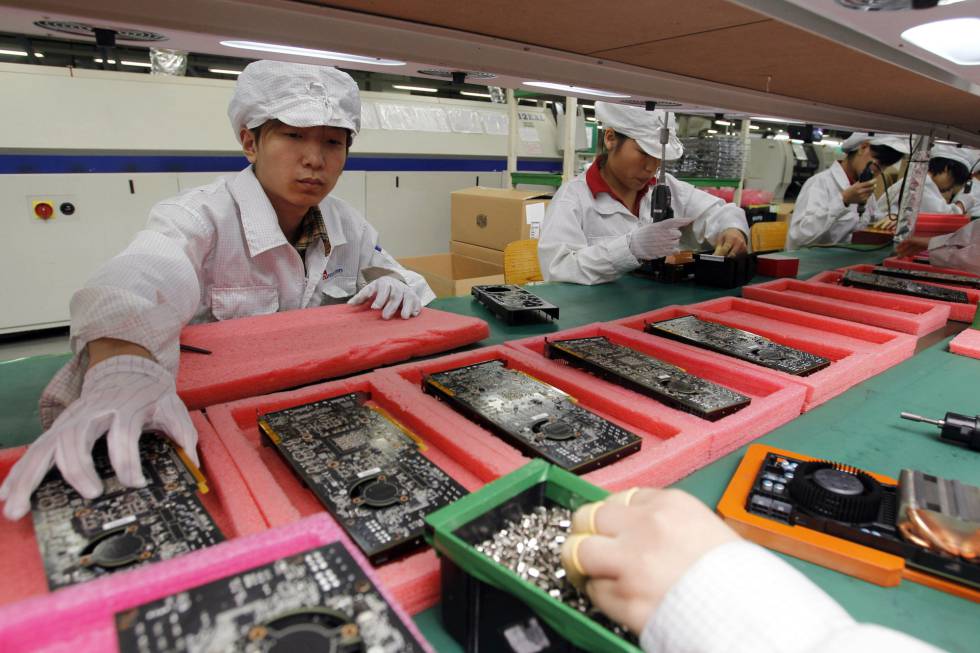 Línea de producción de Foxconn, ensamblador de iPhones, en Shenzhen (China).