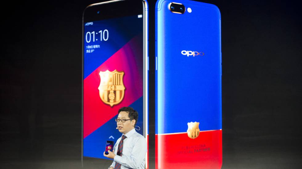 El vicepresidente de OPPO, Wu Qiang, muestra la edición especial del R11.