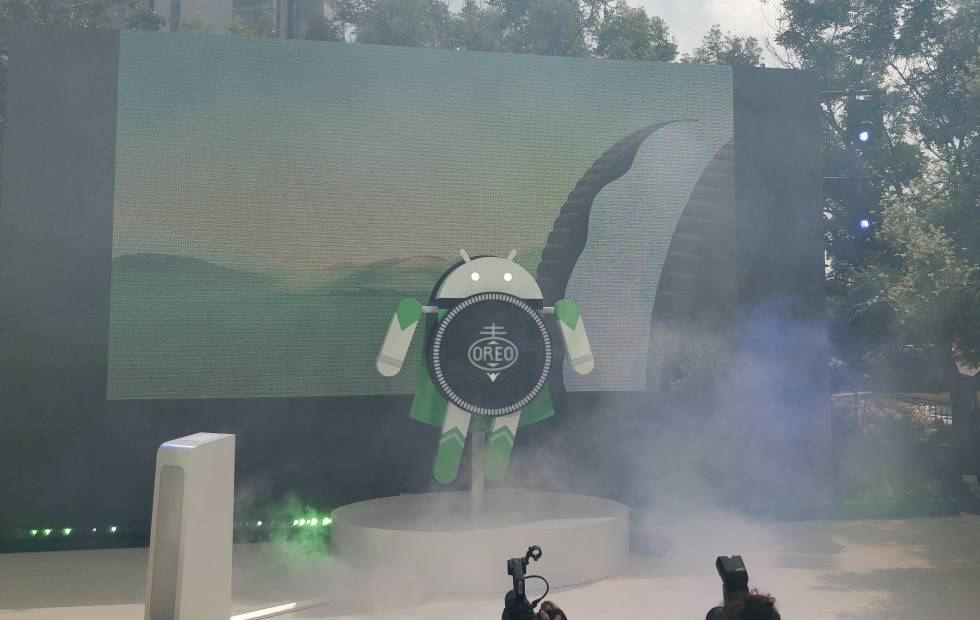 Android Oreo, el nuevo sistema operativo de Google presentado como un súper héroe.