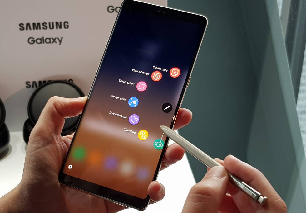 Samsung Galaxy Note 8, con su característico S Pen stylus.