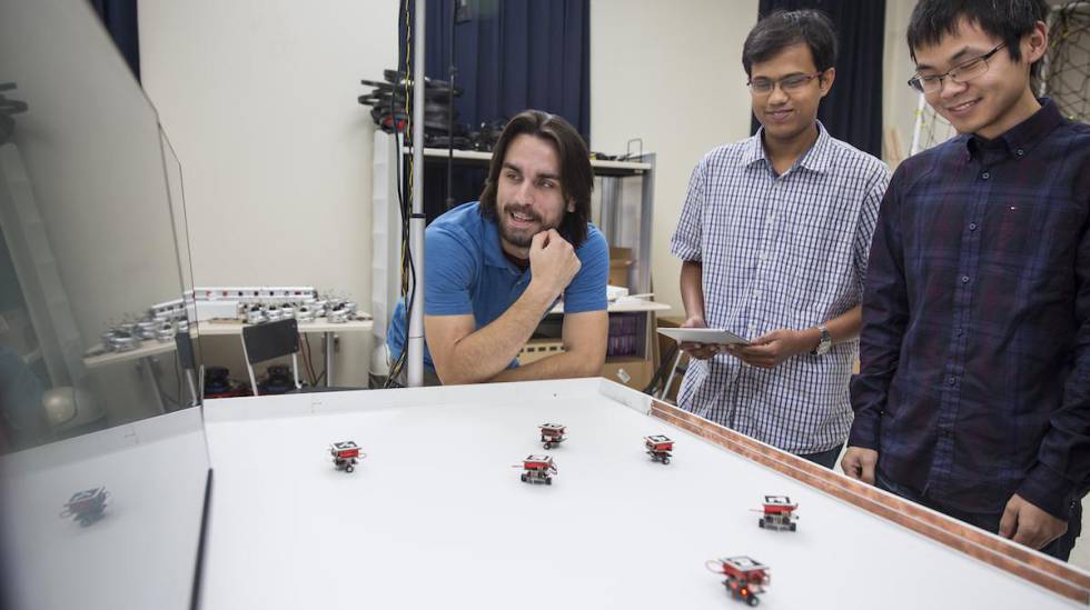 Los cientos de pequeños robots que se autorrecargan se pueden programar a distancia