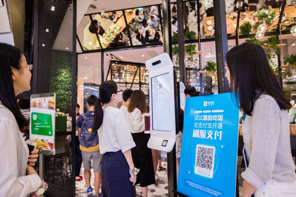 Imagen del sistema de pago por reconocimiento del rostro en un KFC de Hangzhou (China).