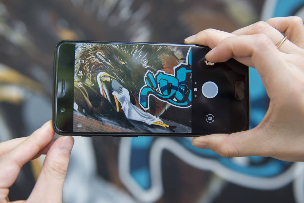 Un hombre saca una foto con un OnePlus 5.rn