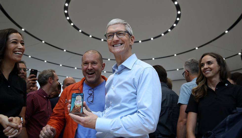 Tim Cook, presidente de Apple, muestra el iPhone X junto con su jefe de diseño, Jonathan Ive, en la nueva sede de la compañía