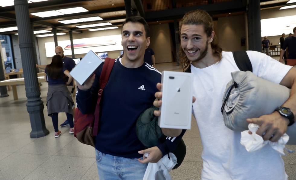 Álvaro Martín and Iván Martín with their new smartphones.