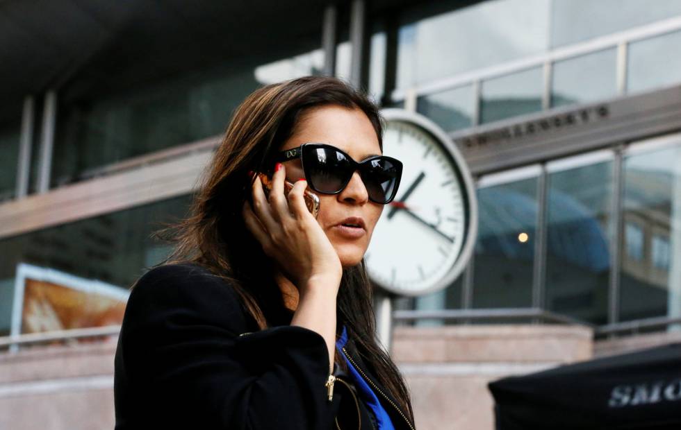 Una mujer usa su móvil en Londres, el pasado 27 de septiembre.