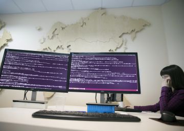Los expertos de la compañía de seguridad rusa Group-IB analizan el nuevo ataque informático en Moscú, Rusia.