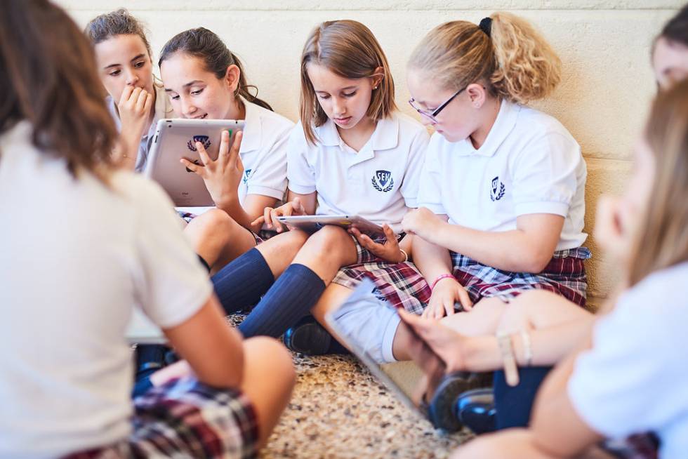 Un grupo de niños lee en sus tabletas y libros electrónicos. 