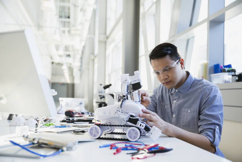 Un ingeniero construye un robot. 