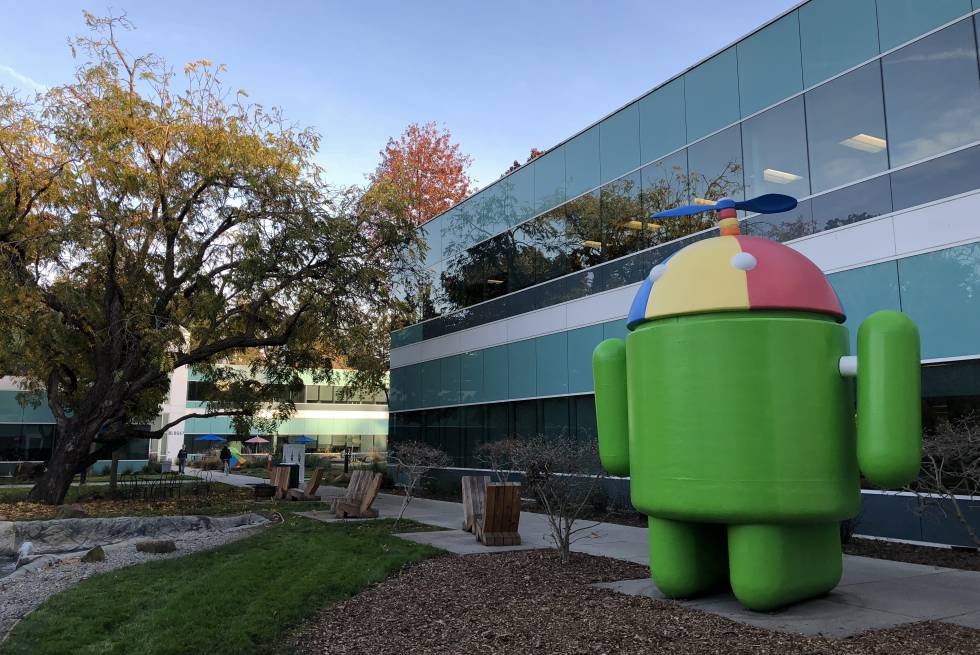 Figura de Android con la gorra de recién llegado en el patio del garaje.