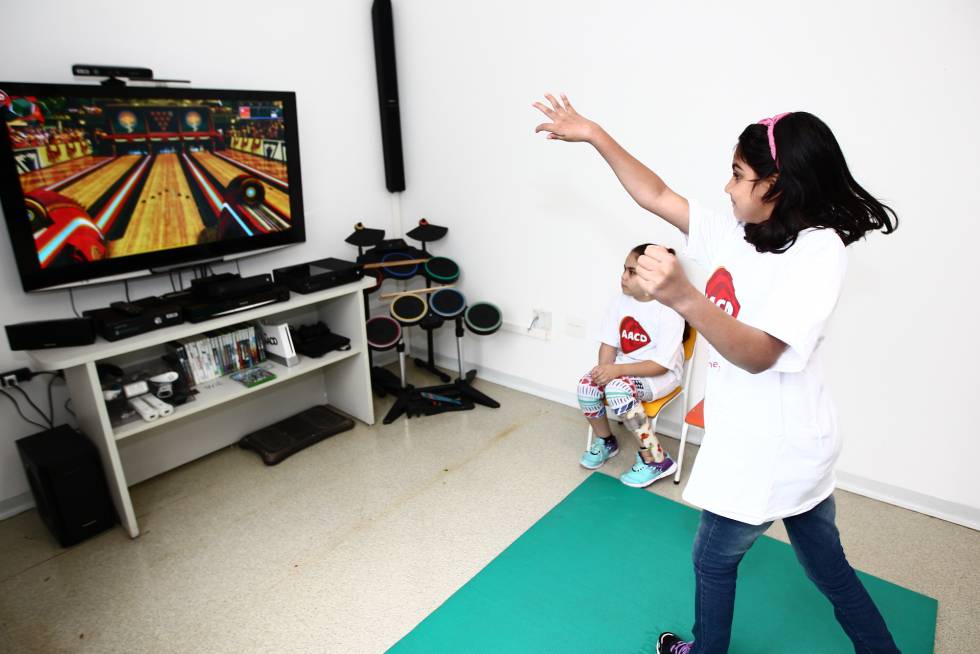 A little girl controls the console via gestures with a Kinect.