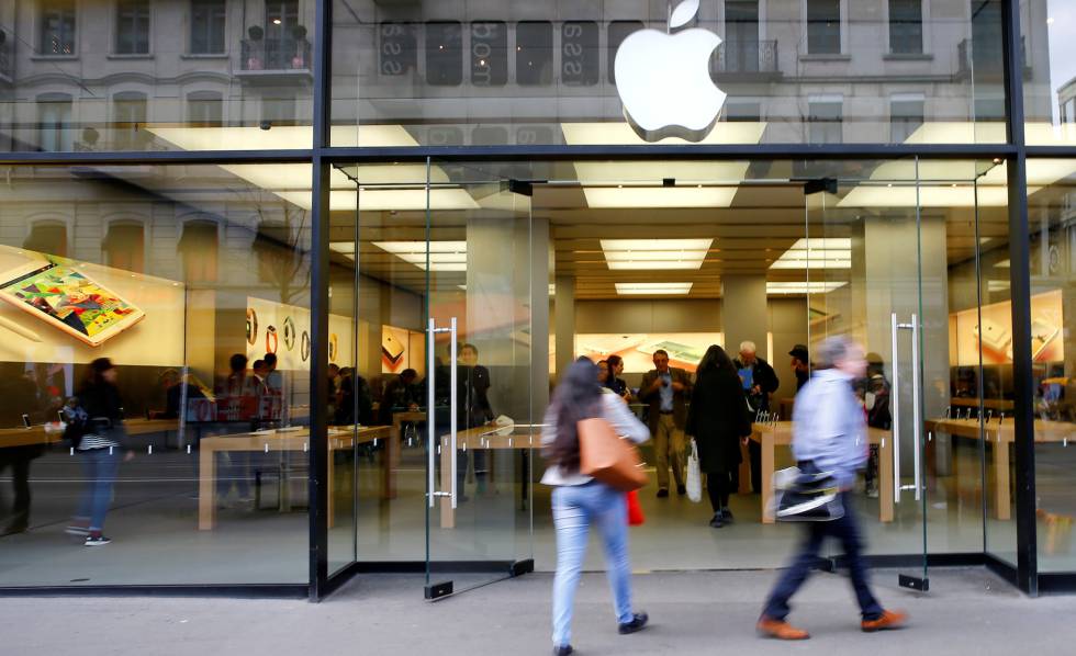 Clientes entram na Apple Store de Zurique, em imagem de arquivo.