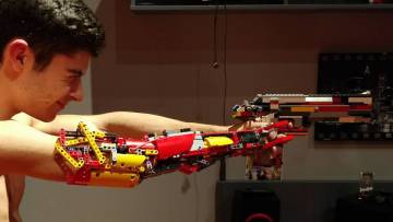 David Aguilar con su brazo de Lego.