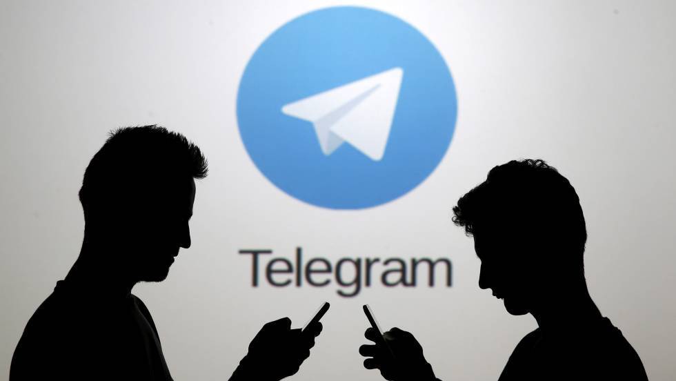Dos usuarios, ante el logotipo de Telegram.