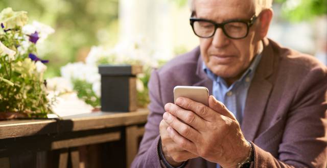 Un hombre mayor con un teléfono móvil.
