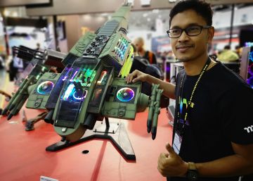 Suchao Prowphong, junto a su ordenador en Computex.