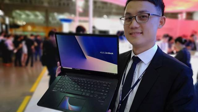 Max Fu con el nuevo ZenBook Pro de Asus, que ha convertido el trackpad en una segunda pantalla.