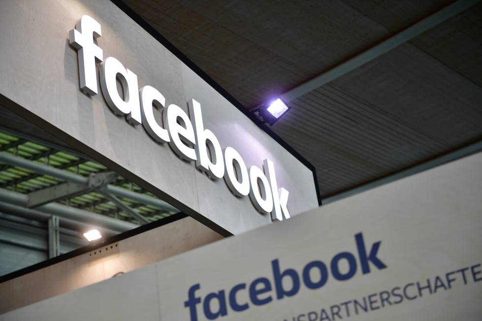 Logotipo do Facebook na feira CEBIT, em Hannover, na terÃ§a-feira desta semana