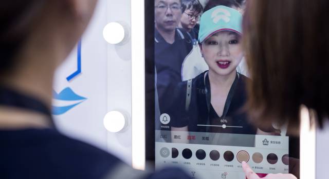 El espejo de JD permite aplicar maquillaje y vestuario virtual a su usuario.