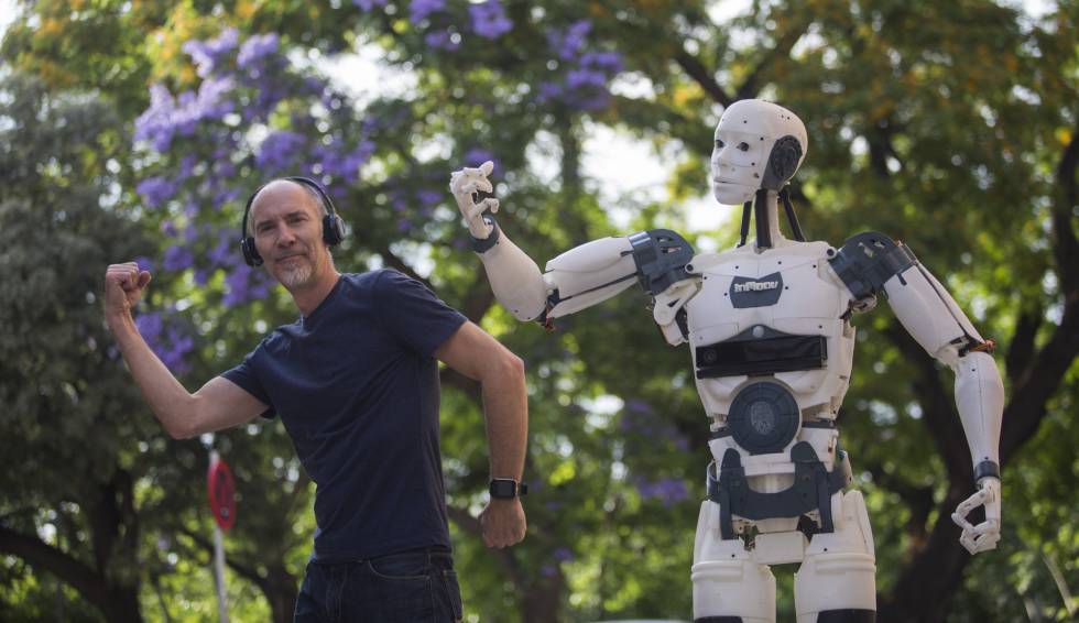 Gael Langevin con su robot, que se puede imprimir en casa por piezas.