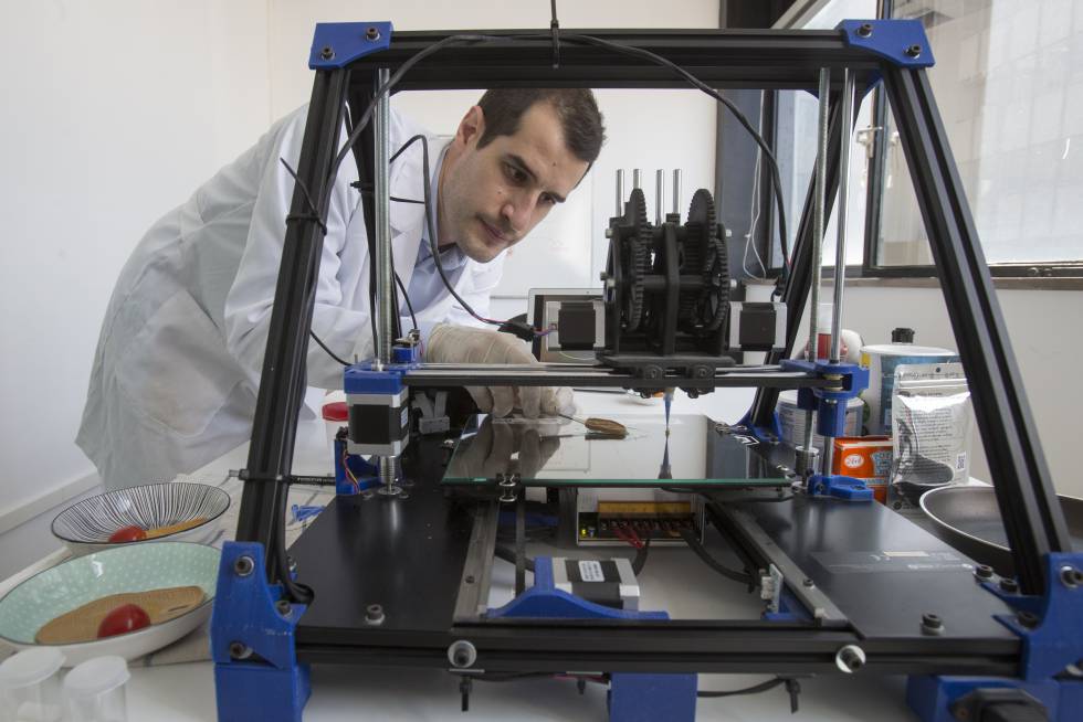Giuseppe Scionti  creador de la impresora 3D, imprimiendo un 'filete'.