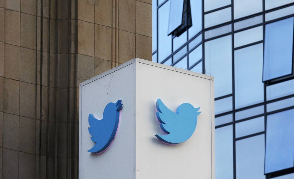 El logo de Twitter, ante la sede de la compaÃ±Ã­a en San Francisco.