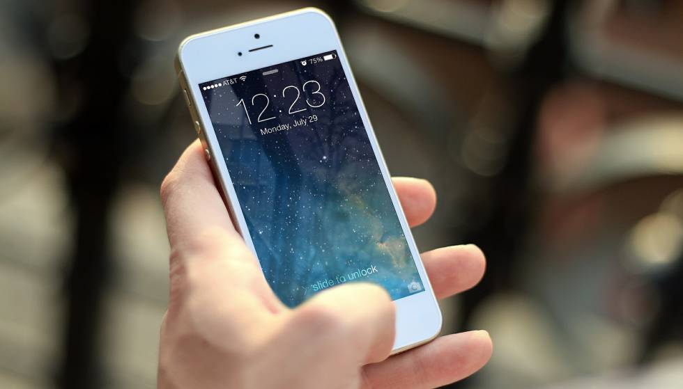 Un usuario de un teléfono de Apple, una de las empresas multadas en Italia por obsolescencia programada.