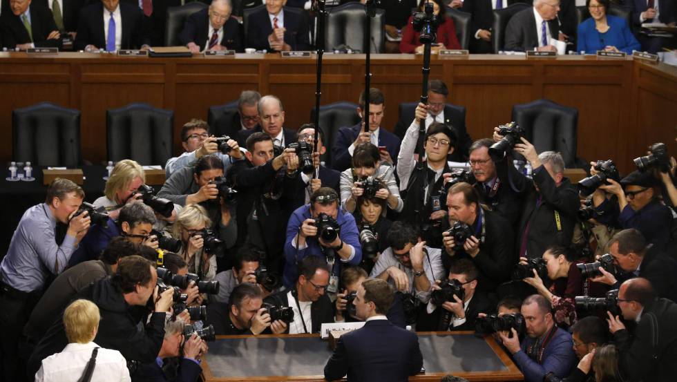  Mark Zuckerberg antes de su comparecencia en el Senado. 