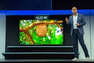 O vice-presidente da Samsung Electronics America, Dave Das, mostra o televisor QLED 8K da empresa, em Las Vegas