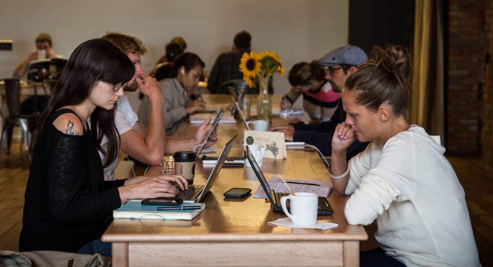 Grupo de jÃ³venes trabajando en un cafÃ© de Detroit.