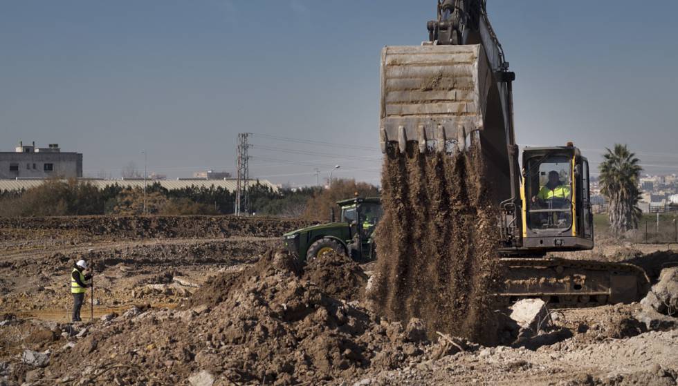 Obras en el puerto de Sevilla para las nuevas instalaciones de Amazon, que ocuparÃ¡ una parcela de 35.324 metros cuadrados.