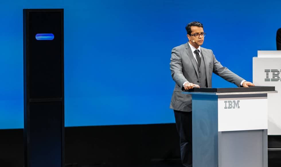Proyecto Debater de IBM contesta a Harish Natarajan, que tiene el récord mundial de victorias en competiciones de debates, en el marco de Think 2019 en San Francisco.