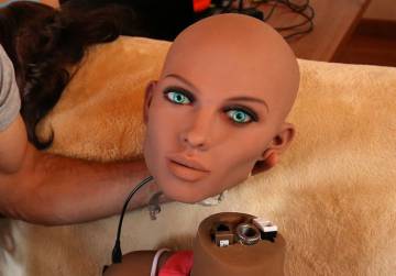 Un ingeniero sujeta la cara de Samantha, una muñeca sexual con inteligencia artificial.