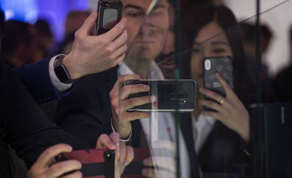 Asistentes al MWC19 fotografÃan el Huawei Mate X.