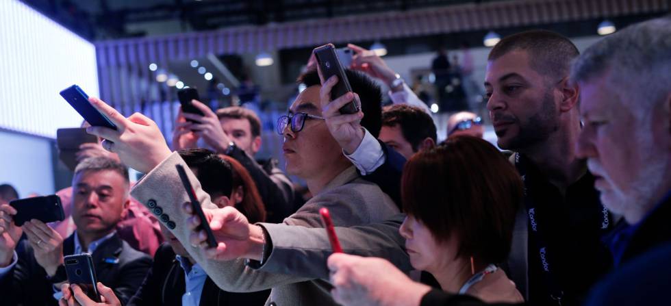 Un grupo de visitantes fotografÃa una novedad en el Mobile World Congress (MWC) de Barcelona.