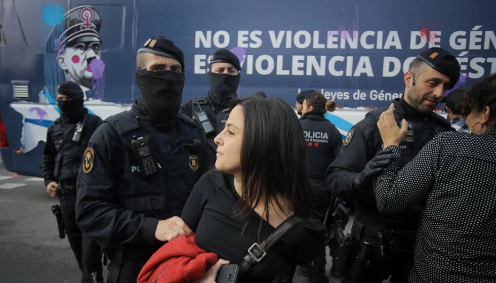 La policía frena a las diputadas de la CUP, Maria Sirvent, a la izquierda, y Natalia Sanchez cuando intentaban parar el autobús de Hazte Oír que relaciona nazismo feminismo.