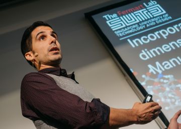 Javier Fernández, durante una presentación de su investigación.