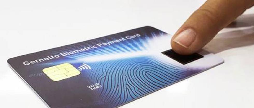 Imagen de la compañía de seguridad Gemalto que muestra su modelo de tarjeta con lector de huellas.