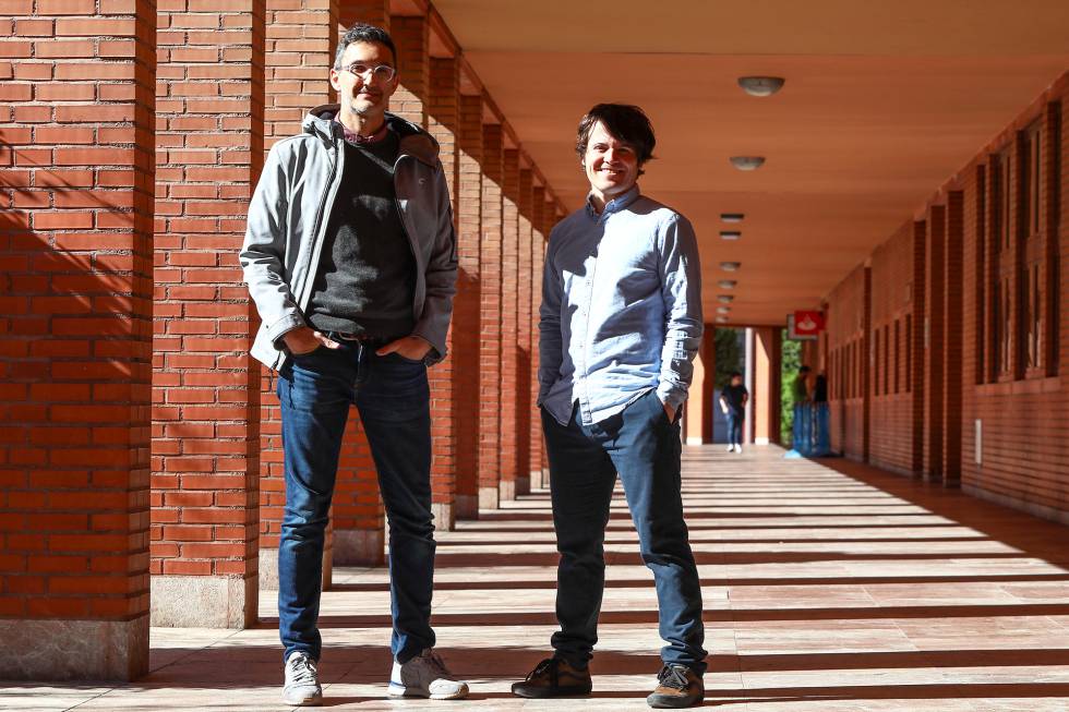 Juan Tapiador (izquierda) y Narseo Vallina-RodrÃ­guez, directores de la investigaciÃ³n sobre el software preinstalado en los mÃ³viles Android.