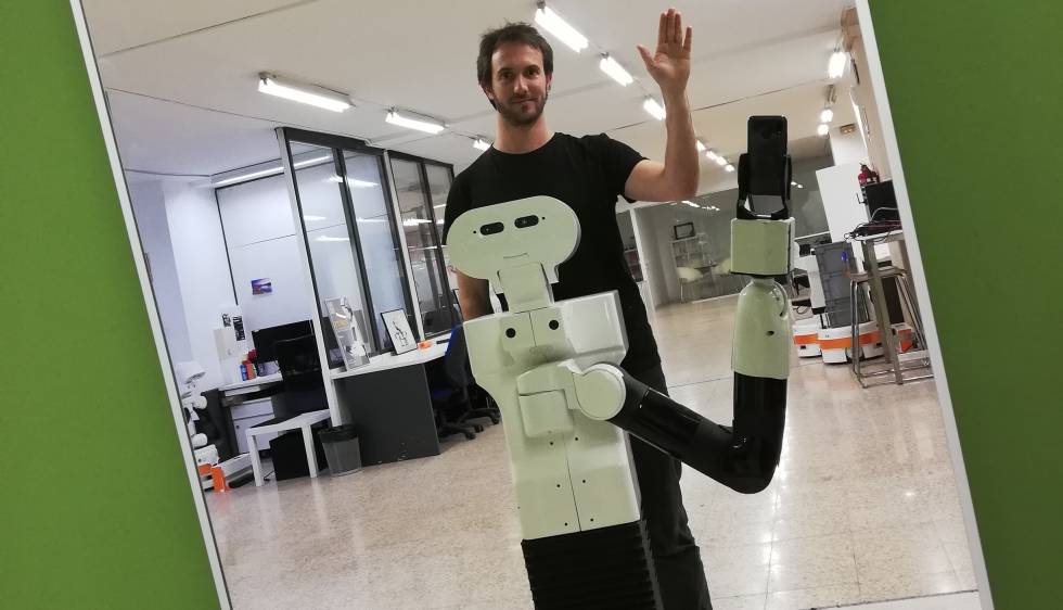 O pesquisador Pablo Lanillos e Tiago, o robô que se reconhece no espelho.